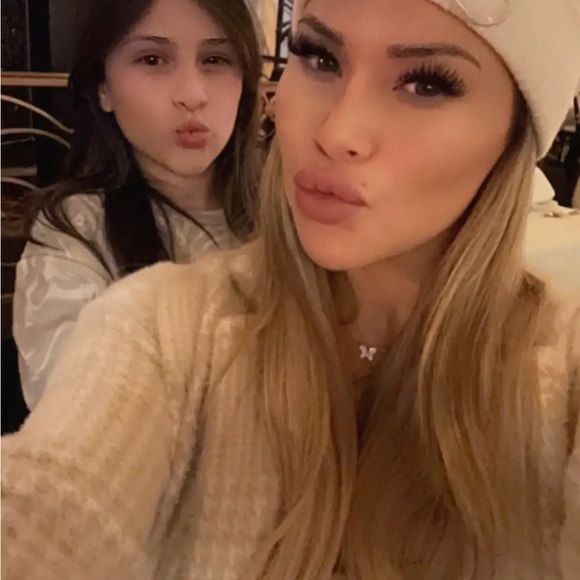 Meet your Posher, Nicole - Picture 5 of 16